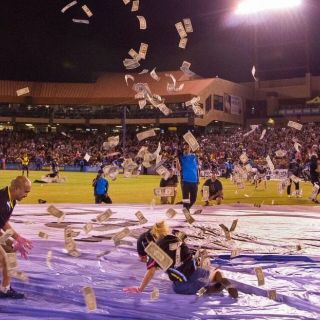 Llueven dólares en partido de futbol en Las Vegas