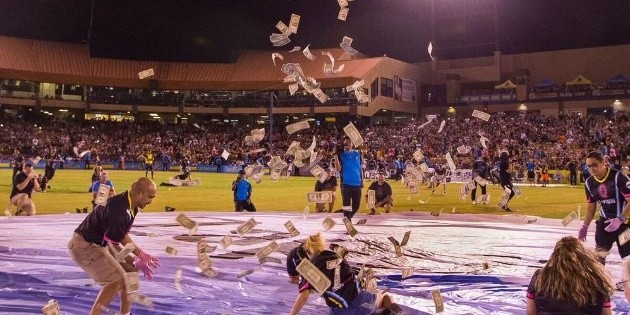 Llueven d&oacute;lares en partido de futbol en Las Vegas