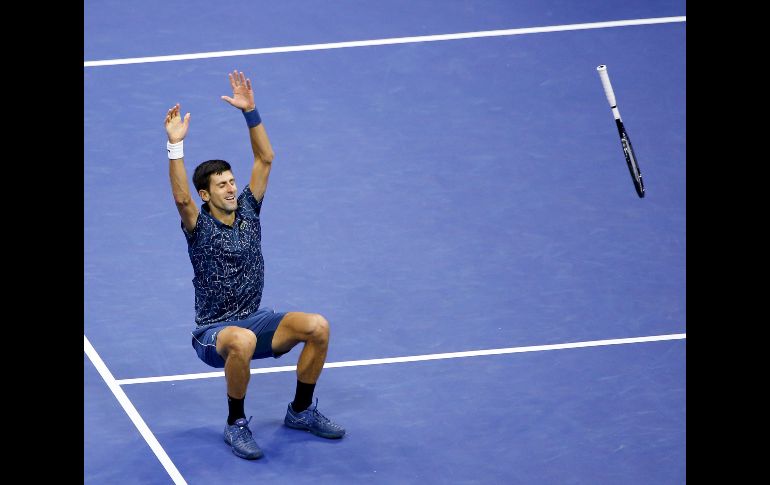 El serbio Novak Djokovic celebra tras ganar la final del Abierto de tenis de Estados Unidos ante el argentino Juan Martin del Potro, en Nueva York. AP/J. DeCrow