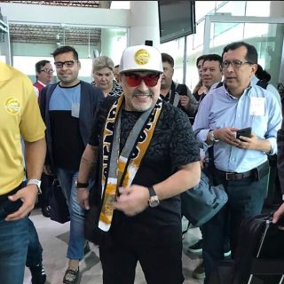 Vecinos de fraccionamiento niegan acceso a mudanza de Maradona