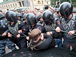Policían inmovilizan a un manifestante. La nueva ley incrementa la edad de jubilación a 65 años en hombres y 60 en mujeres. AP/V. Egorshin