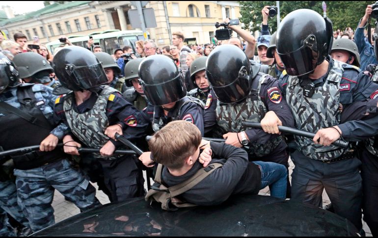 Policían inmovilizan a un manifestante. La nueva ley incrementa la edad de jubilación a 65 años en hombres y 60 en mujeres. AP/V. Egorshin