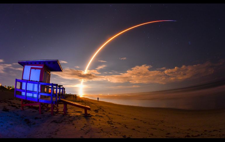 Un cohete del Falcon 9 de SpaceX es lanzado con un satélite de comunicaciones desde la estación Cabo Cañaveral en la ciudad estadounidense de Cocoa Beach. AP/Florida Today/M. Denemark
