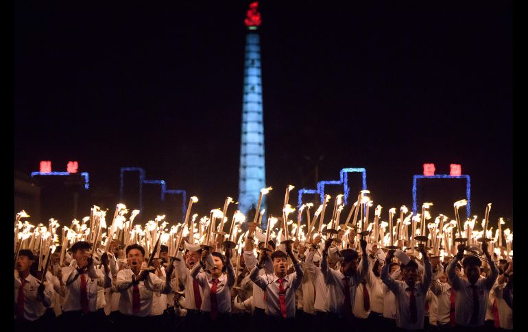 Un desfile de antorchas se realiza en la plaza Kim Il Sung de Pyongyang, en Corea del Norte, en el marco de las celebraciones por el 70 aniversario del país. AFP/E. Jones