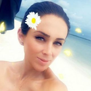 Jacqueline Bracamontes deja ver su embarazo en bikini