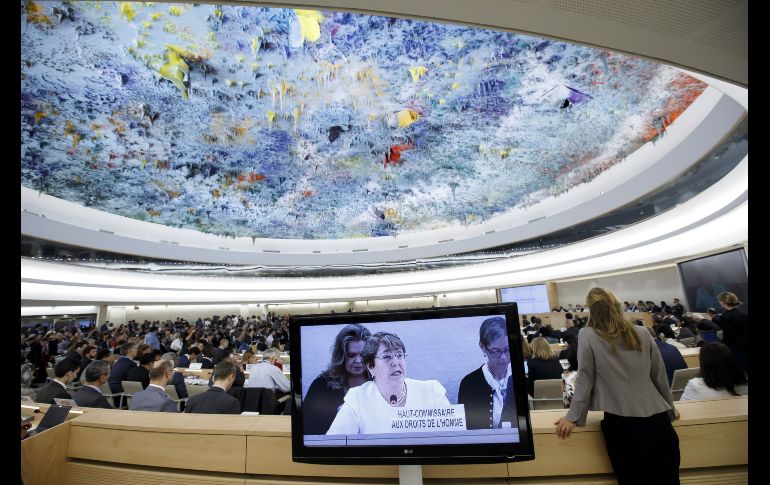 La nueva alta comisionada de Naciones para los Derechos Humanos, Michelle Bachelet (en la pantalla), pronuncia su discurso durante la inauguración de la trigésimo novena sesión ordinaria del Consejo de Derechos Humanos de la ONU, en Ginebra, Suiza. EFE/ S. Di Nolfi