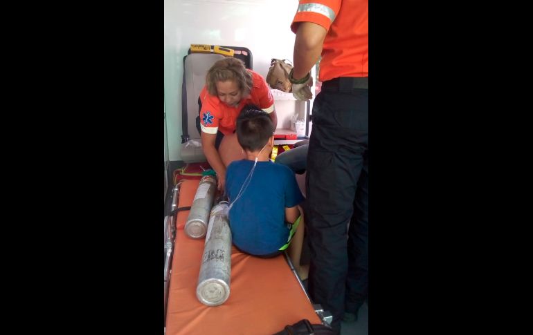 Los dos menores y el adulto fueron revisados por paramédicos y confirmaron que se encontraban fuera de peligro. ESPECIAL / Policía de Guadalajara