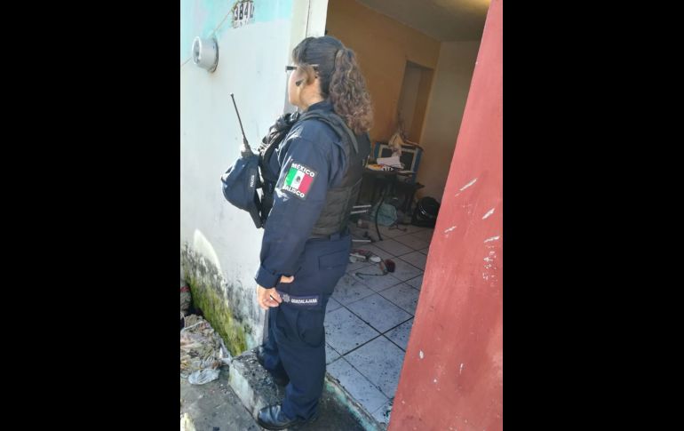Policías de Guadalajara rompieron la puerta y sacaron a los menores, así como al adulto. ESPECIAL / Policía de Guadalajara