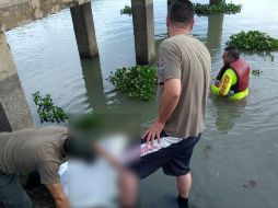 El cuerpo rescatado fue entregado al personal de Instituto Jalisciense de Ciencias Forenses. ESPECIAL / UEPCBJ