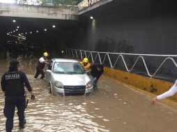 Dos vehículos quedaron varados en el interior del túnel. ESPECIAL / Bomberos de Guadalajara