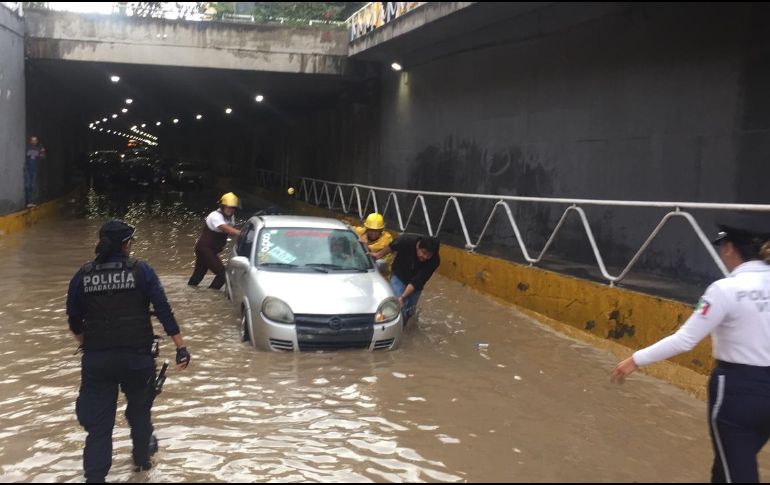 Dos vehículos quedaron varados en el interior del túnel. ESPECIAL / Bomberos de Guadalajara