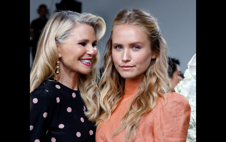 La exmodelo estadounidense Christie Brinkley (d) y su hija y modelo Sailor Lee Brinkley-Cook asisten al desfile de la firma australiana Zimmermann, durante la Semana de la moda de Nueva York, Estados Unidos. EFE/J. Szenes