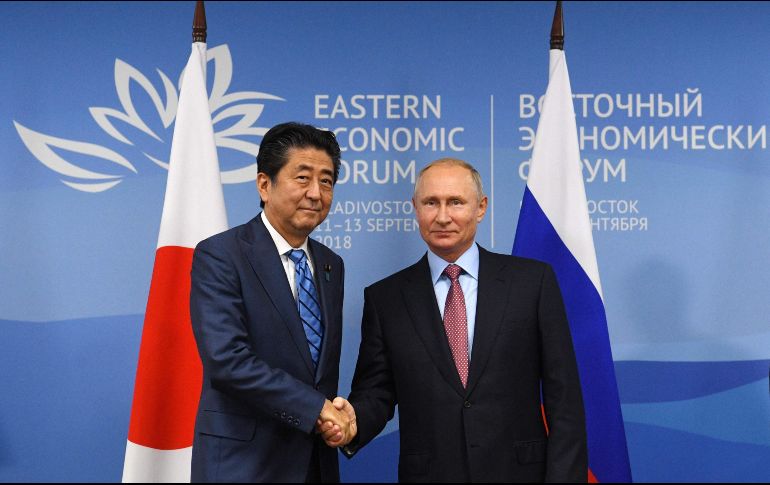 El primer ministro nipón, Shinzo Abe se reunió con Vladimir Putin, presidente de Rusia, en Vladivostok. AFP/K. Kudryavtsev