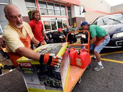 Ciudadanos estadounidesnses se preparan para la llegada de “Florence”. AP/K. Blevins
