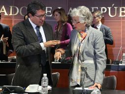 Ricardo Monreal, coordinador de la bancada de Morena, y Olga Sánchez Cordero dialogan en el Senado. SUN/L. Gudínez