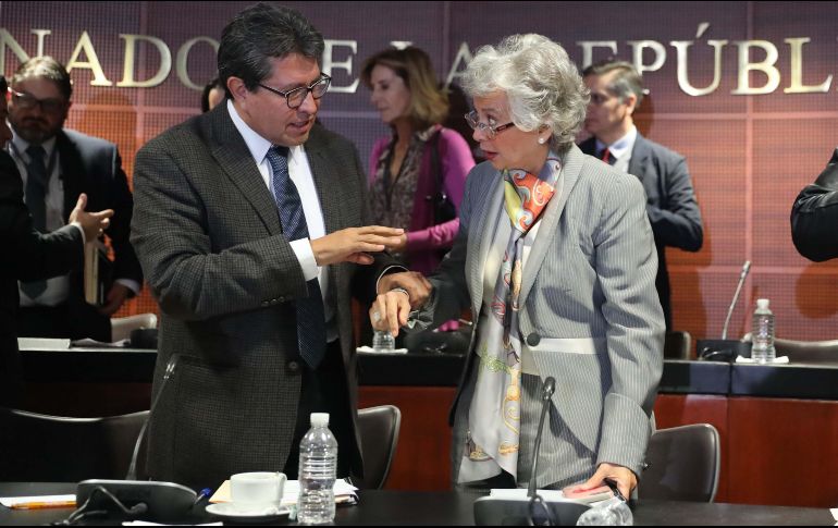 Ricardo Monreal, coordinador de la bancada de Morena, y Olga Sánchez Cordero dialogan en el Senado. SUN/L. Gudínez