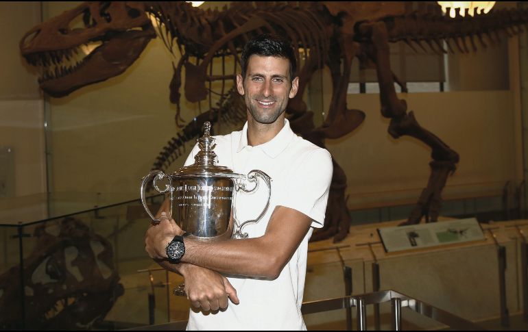 Novak Djokovic posa con su trofeo de campeón en el Museo Americano de Historia Natural de Nueva York. AFP