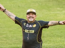 Diego Armando Maradona se mostró de buen ánimo ayer, al dirigir su primer entrenamiento como estratega de los Dorados de Sinaloa. AFP /