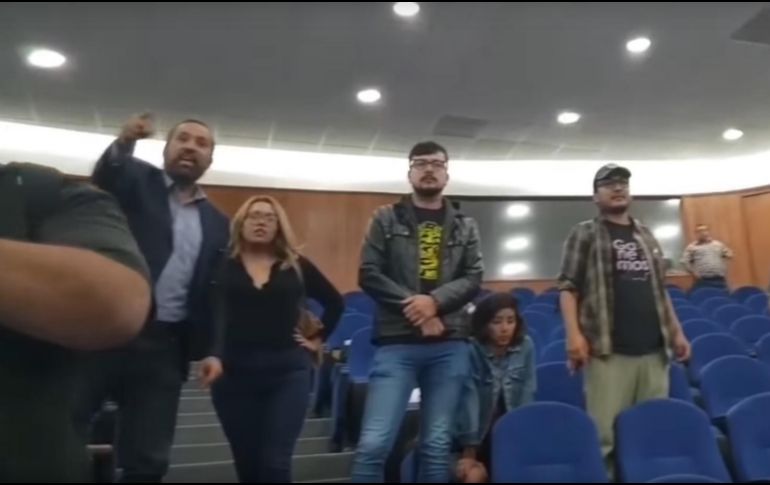 Los legisladores Sergio Desfassiux Cabello, del PRD, y José Luis Romero Calzada, del PRI, respondieron a los comentarios de los manifestantes que, entre otras cosas, argumentaron que esta legislatura 