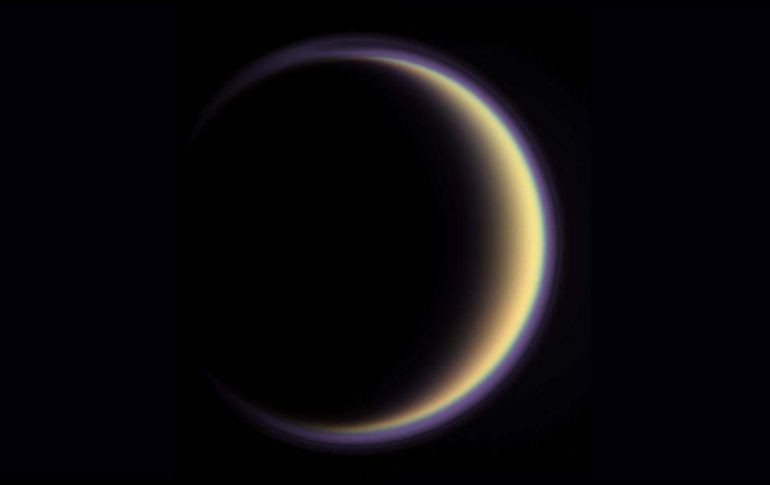 Cassini envió a la Tierra una vista de color natural, hecha a partir de imágenes tomadas con filtros espectrales rojos, verdes y azules. ESPECIAL / nasa.gov