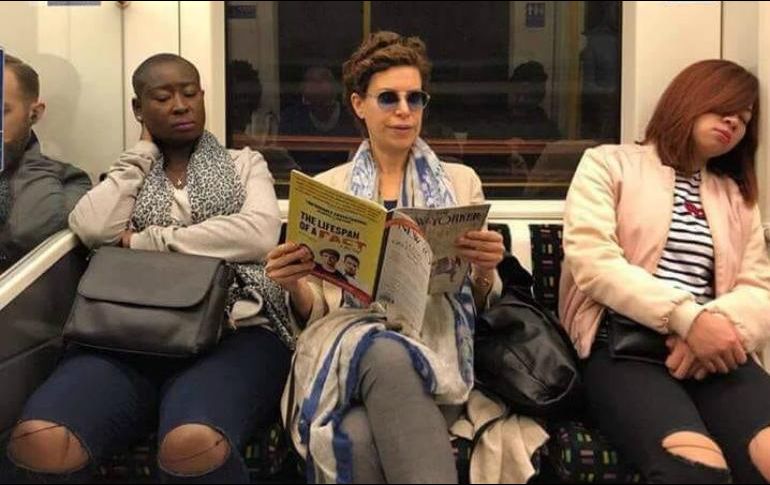 En la imagen aparece Karime leyendo el New Yorker. TWITTER / @CarlosLoret