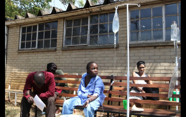Un niño recibe tratamiento para el cólera en un hospital en Harare, Zimbabue. El país declaró el estado de emergencia por la enfermedad, luego de registrarse 20 muertes. AP/T. Mukwazhi