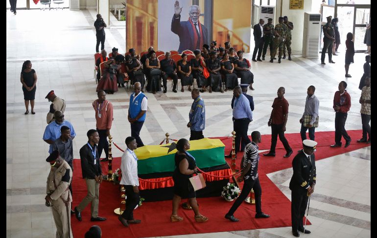 Personas asisten a despedir a Kofi Annan, ex secretario general de la ONU, en el Centro de Conferencias Internacional  de Accra, en Ghana, previo al funeral de estado. Annan falleció en agosto en Suiza. AP/S. Alamba