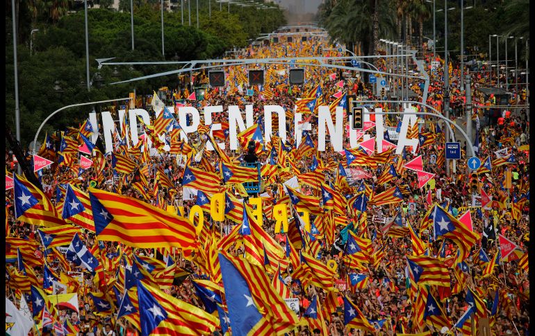 Manifestantes a favor de la independencia de Cataluña llenan La Diagonal, una de las principales avenidas de Barcelona, España. Miles de separatistas marcharon en la fiesta regional oficial de Cataluña para exigir la 