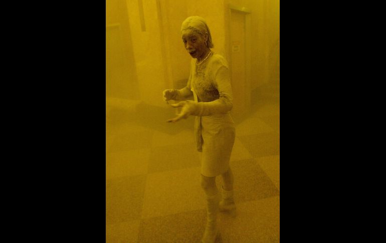 Una mujer, Marcy Borders, queda cubierta de polvo tras el colapso de una de las torres en Manhattan. AFP/ARCHIVO