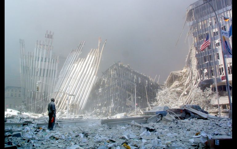 Un hombre se ve entre los escombros de las torres. AFP/ARCHIVO