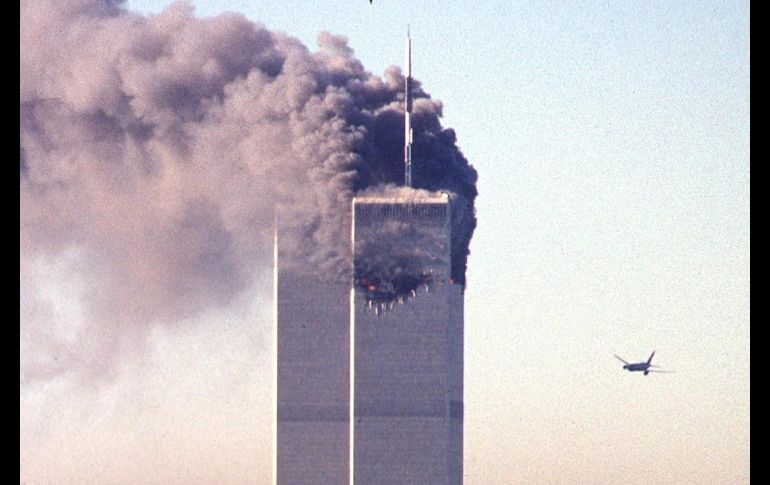 Una de las Torres Gemelas del World Trade Center se quema luego de que un avión comercial secuestrado la impactó a las 8:46 horas de Nueva York, mientras un segundo avión se dirige hacia la otra torre. AFP/ARCHIVO