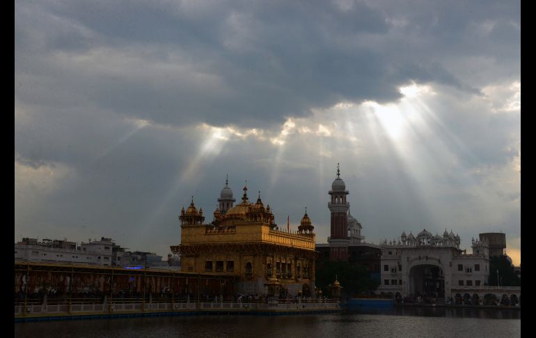 El templo Dorado sij se ve bajo nubes de tormenta en la ciudad india de Amritsar. AFP/N. Nanu