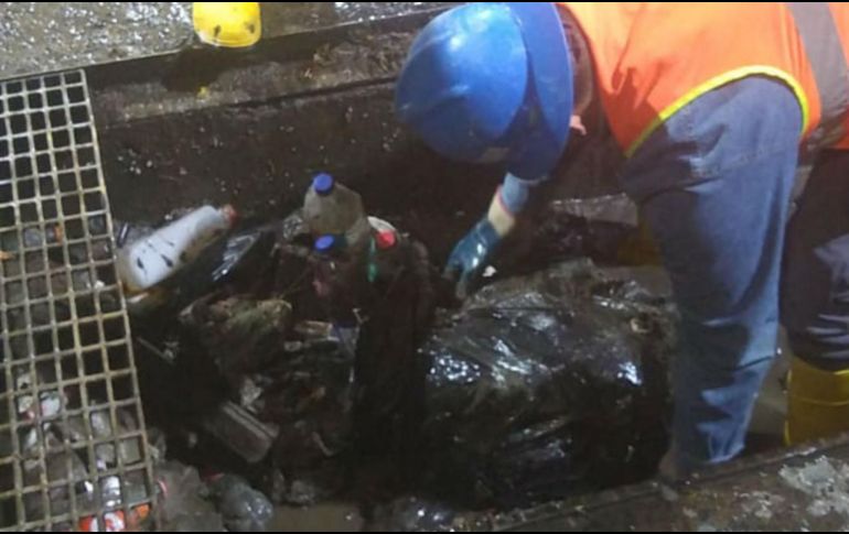 No sólo fueron envolturas, desechables o botes de plástico, sino bolsas enteras de basura lo que provocó la inundación de este lunes. ESPECIAL / Bomberos Guadalajara
