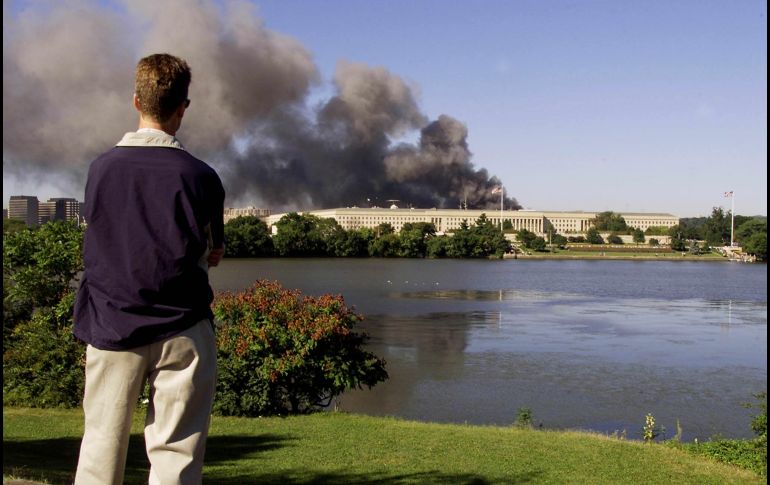 Humo sale del Pentágono en Washington, D.C., blanco de otro atentado. AFP/ARCHIVO