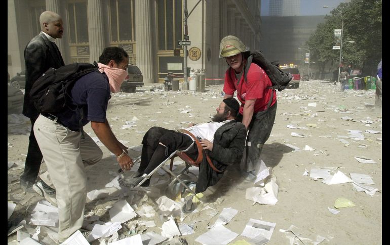 Un hombre herido en Nueva York recibe ayuda. AFP/ARCHIVO