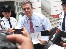 Marcelo Ebrard Casaubón habla con los medios a su llegada a la casa de transición del presidente electo, Andrés Manuel López Obrador. SUN/A. Ojeda