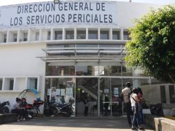 Familiares de desaparecidos esperan a que les den alguna información a las puertas de la Dirección General de los Servicios Periciales. EFE/L. Ayala