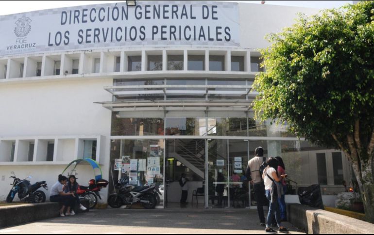 Familiares de desaparecidos esperan a que les den alguna información a las puertas de la Dirección General de los Servicios Periciales. EFE/L. Ayala