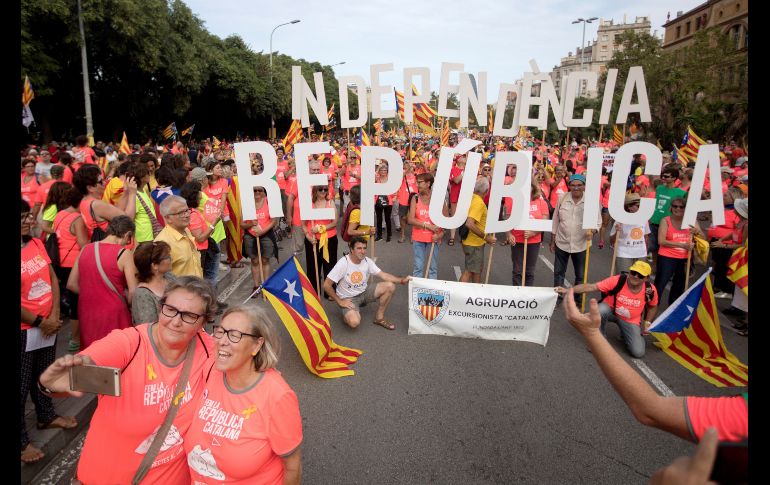 Junto a los lemas, las pancartas que advertían que la lucha continuará hasta que Cataluña sea libre y también banderas vascas y escocesas ondeando con las esteladas (lábaros independentistas).EFE/ M. Pérez