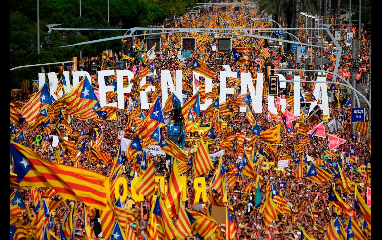 Junto a los lemas, las pancartas que advertían que la lucha continuará hasta que Cataluña sea libre y también banderas vascas y escocesas ondeando con las esteladas (lábaros independentistas). AFP/ L. Gene
