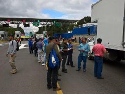 Varios disidentes tomaron esta mañana las casetas de cuota y permitieron la circulación vehicular sin pago de peaje; al final repartieron volantes con su pliego petitorio. NTX/ESPECIAL