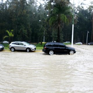 Cierran Avenida Patria por nuevo desbordamiento en canal
