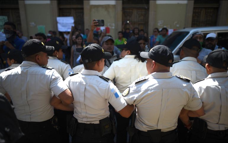 Policías resguardan el Congreso guatemalteco ante una manifestación contra la corrupción. EFE/E. Bercian