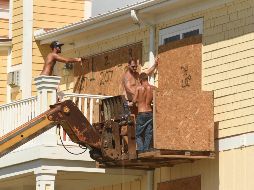Ciudadanos refuerzan sus casas en Carolina del Norte. AP/K. Blevins