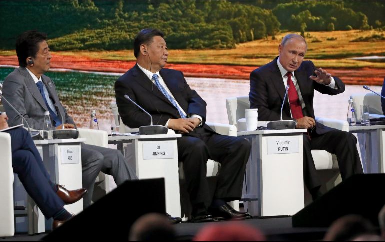 Shinzo Abe, primer ministro de Japón, Xi Jinping, presidente de China, y Vladimir Putin, presidente de Rusia, en el Foro Económico Oriental. EFE/S. Chirikov