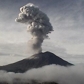 Popocatépetl lanza fumarola de más de un kilómetro