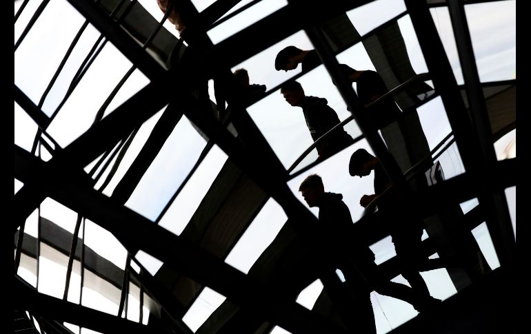 El reflejo de personas se ve en un domo de vidrio en el edificio Reichstag en Berlín, Alemania, durante una sesión plenaria del parlamento sobre el presupuesto de 2019. AP/M. Schreiber