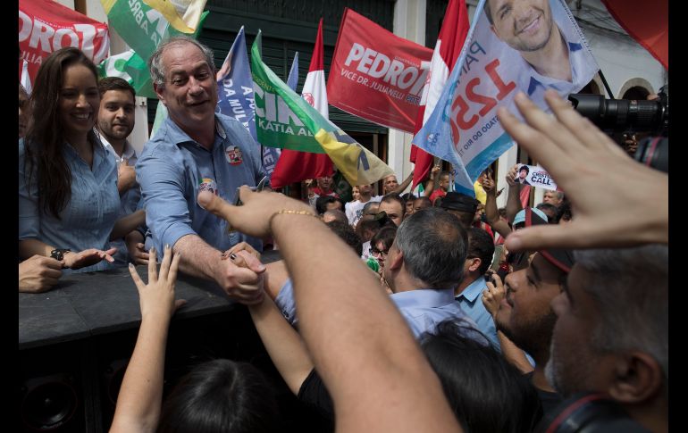 Ciro Gomes, candidato a la presidencia de Brasil, saluda a simpatizantes en un mitin en Río de Janeiro. AP/L. Correa