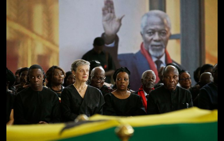 Nane Annan (2 i), viuda de Kofi Annan, y Kojo y Ama Annan (i y c), hijos de Kofi y su primera esposa Titi, acuden a su funeral de estado en el Centro Internacional de Conferencias de Accra, Ghana. El ex secretario general de la ONU y nobel de la Paz Kofi Annan, fallecido el 18 de agosto a los 80 años, será enterrado mañana. AP/S. Alamba