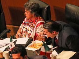 El costo de dicha barra no podrá exceder los seis mil pesos; además, los senadores no contarán con edecanes, ni meseros. SUN/J. Reyes